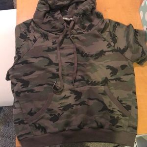 Stylish camo short sleeved hoodie
